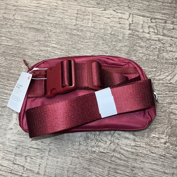NWT Lululemon Everywhere Belt Bag Mulled Wine MLWI - Picture 7 of 8